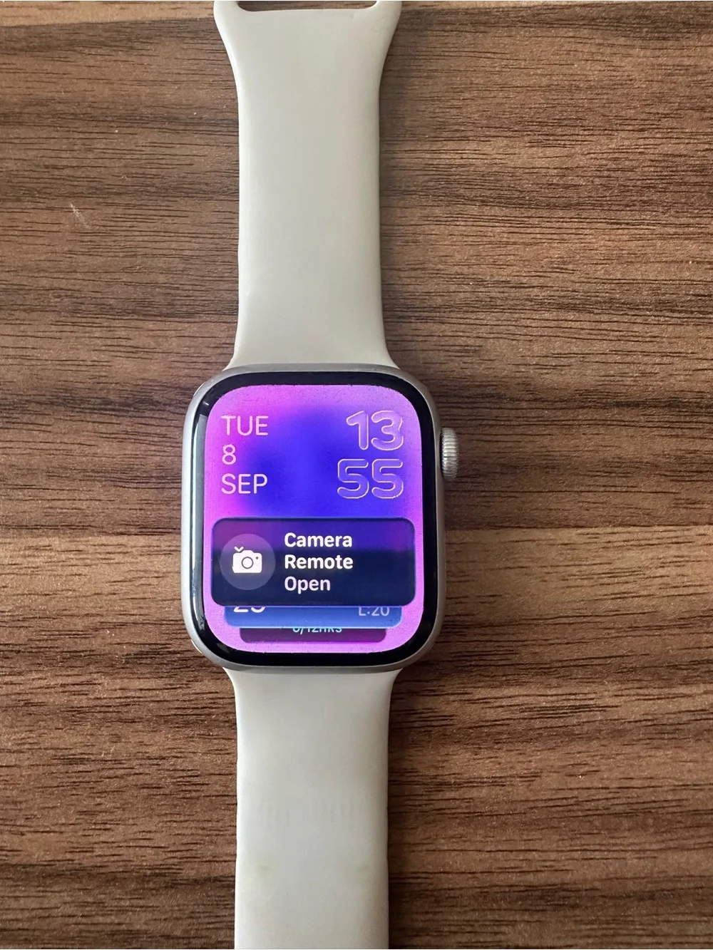 Apple Watch Series 8, 41mm, GPS + Cellular in Starlight.